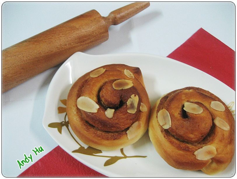 Cinnamon Almond Rolls